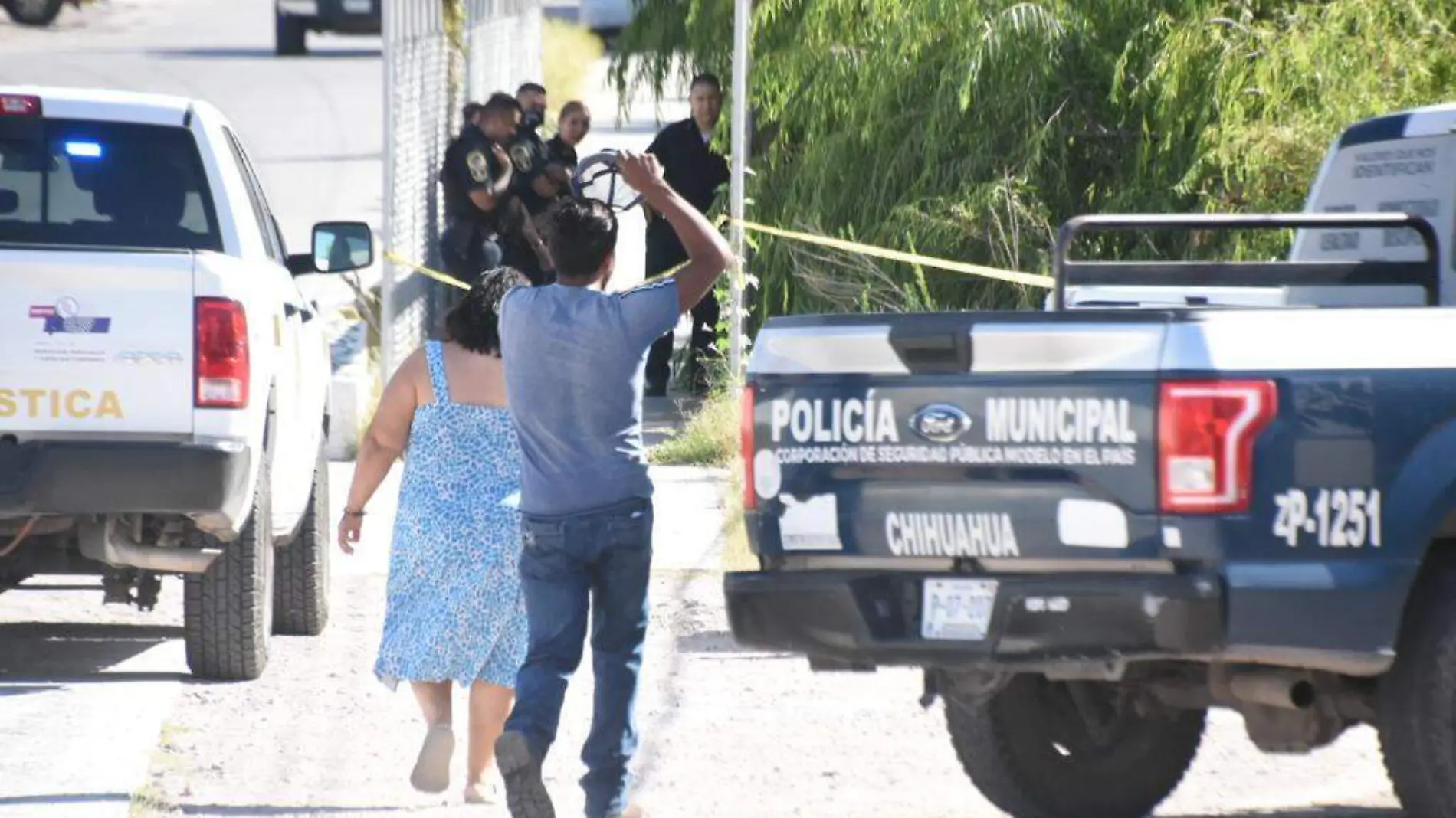 hallan a un hombre colgado